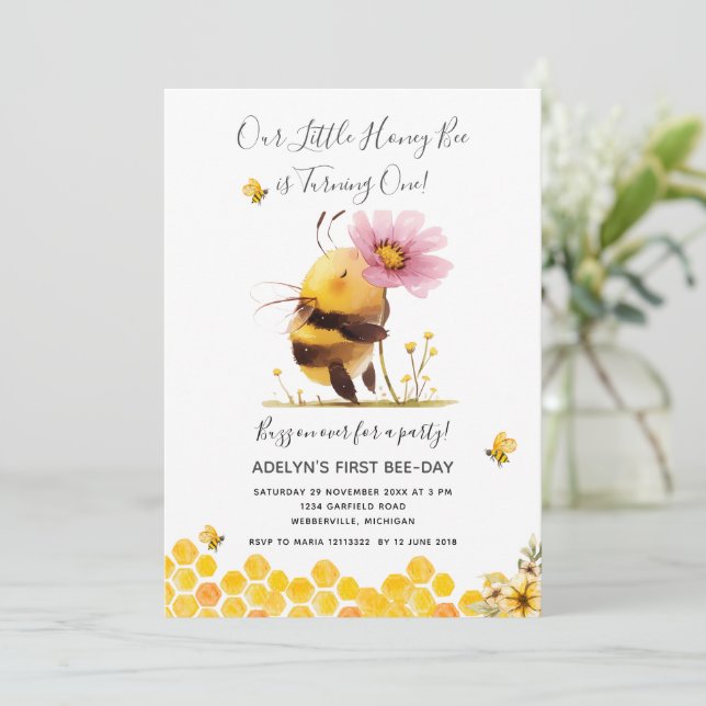 Invitation La mignonne marguerite d'abeilles jaunes atteint u (Debout devant)
