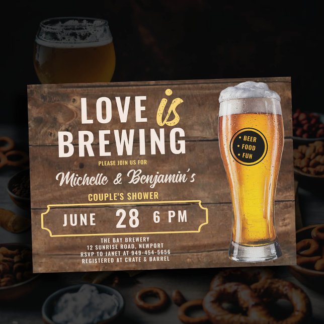 Invitation L'amour brasse Bière Couple's Coed Douche Bois (love is brewing beer couples shower invitation brewery party rustic wood)