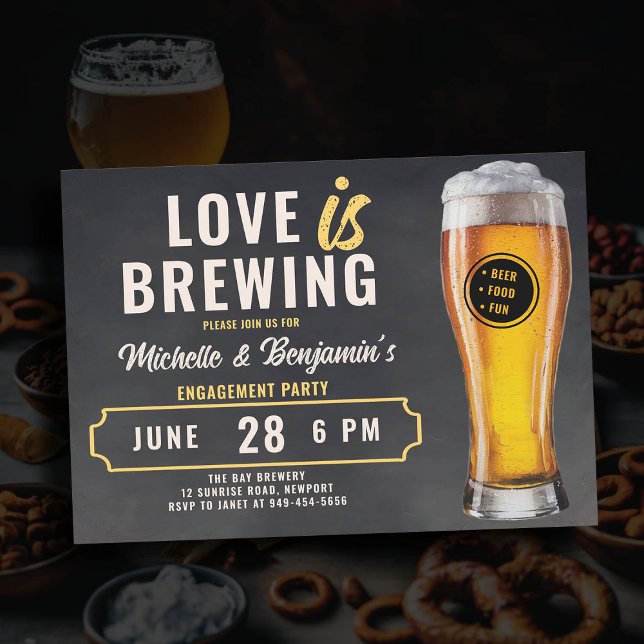 Invitation L'amour brasse la fête de l'engagement du couple d (love is brewing beer engagement party invitation brewery party rustic chalk board)