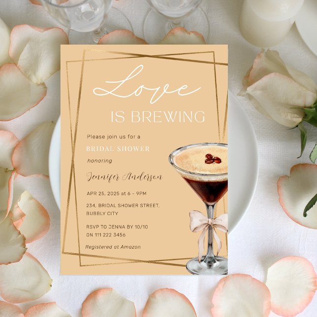 Invitation L'amour brasse la Fête des mariées Espresso Martin (Love is Brewing Espresso Martini Bridal Shower Invitation)