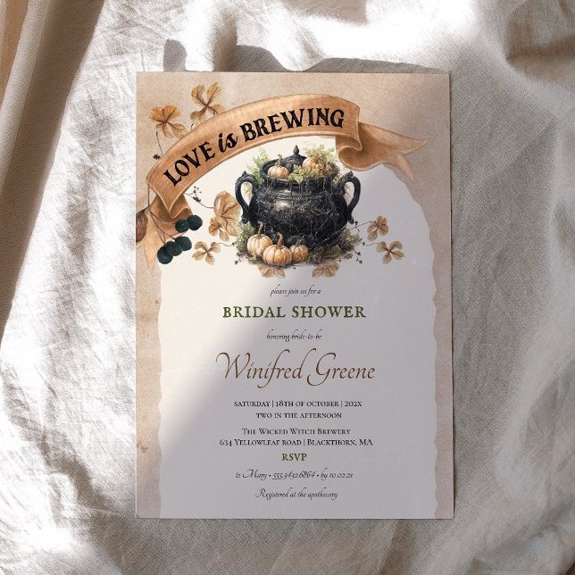 Invitation L'amour brasse la Fête des mariées Halloween (Love is Brewing Halloween bridal shower invitation. Witch fall bridal shower, cottage core)