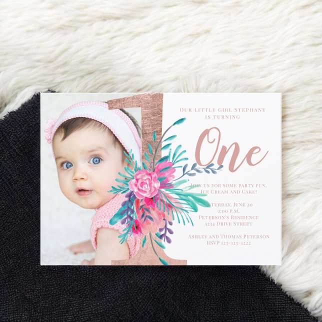 Invitation Lettre rose or florale 1er anniversaire photo blus (Rose gold floral letter 1st birthday blush photo invitation)