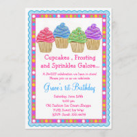 L'invitation d'anniversaire de petits gâteaux la