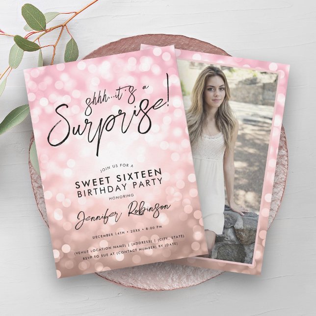 Invitation Lumières or Rose moderne Photo Surprise Sweet 16 (Modern Rose Gold Lights Photo Surprise Sweet 16 Invitation)
