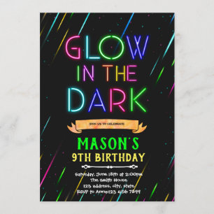 Invitation Luminosité dans l'invitation d'anniversaire sombre