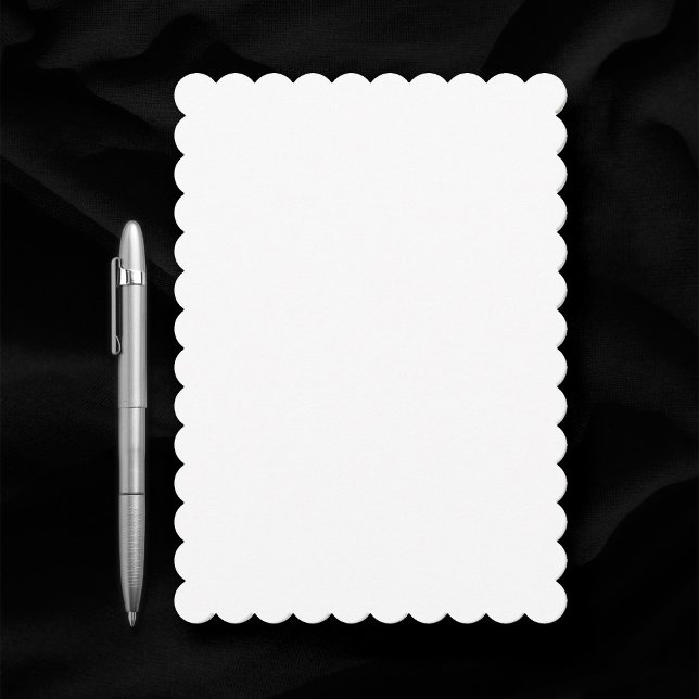 Invitation Mariage blanc brut à arêtes à crête blanche (Scalloped edge white wedding invitation sample. Pen for scale.)