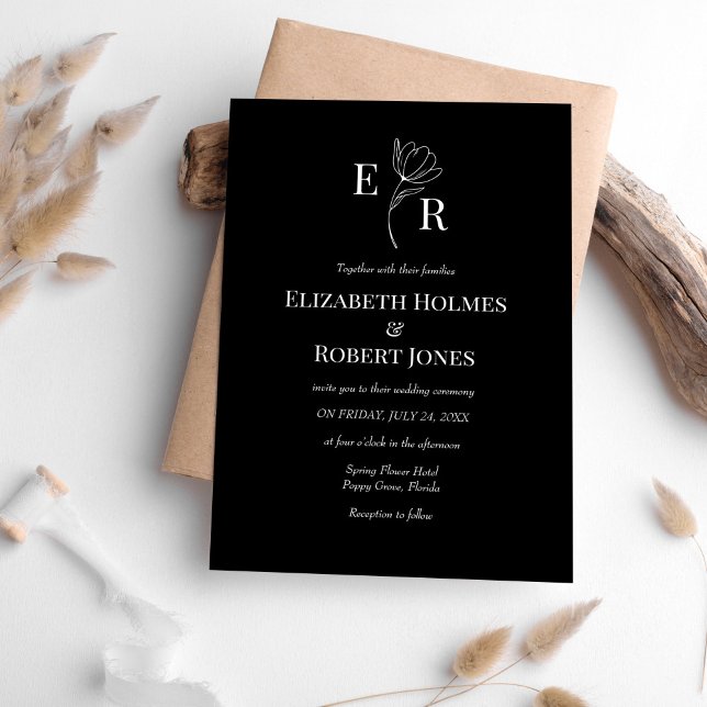 Invitation Mariage de Monogramme Floral Noir Moderne (Modern Black Floral Monogram Wedding Invitation on white table with neutral boho decoration.)