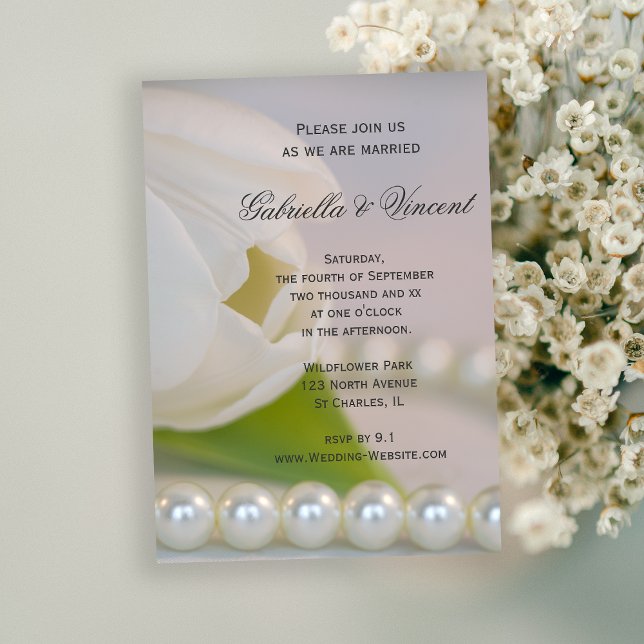 Invitation Mariage de printemps de la Tulipe blanche et des p (Invite guests to your springtime marriage with the White Tulip and Pearls Spring Wedding Invitation.)