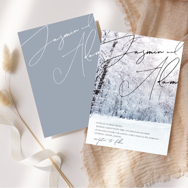 Invitation Mariage de script de bois bleu neige d'hiver (Winter Snow Dusty Blue Woodland Script Wedding Invitation)