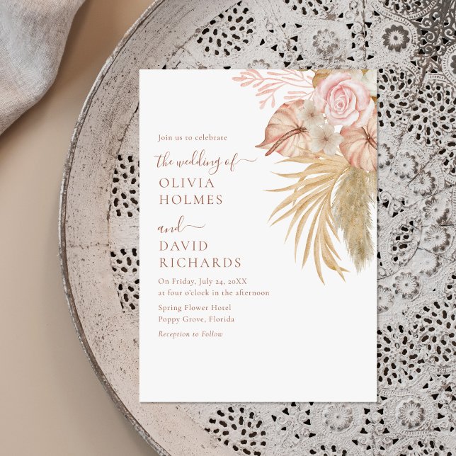 Invitation Mariage floral en laiton beige moderne (Modern Beige Pampas Grass Floral Wedding Invitation on a neutral boho plate.)