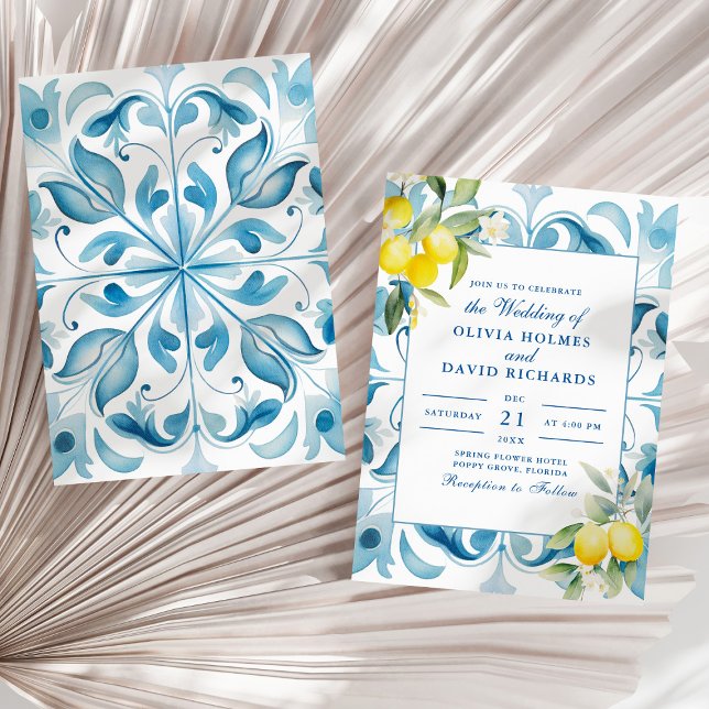 Invitation Mariage Moderne Élégant Carrelage Bleu et Citron (Modern Elegant Blue Tile and Lemon Wedding Invitation on a sunny white dry palm leaf.)