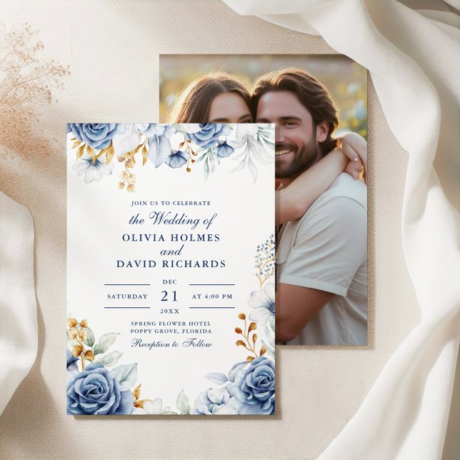 Invitation Mariage photo moderne bleu et or Floral Couple (Modern Blue and Gold Floral Couple Photo Wedding Invitation on an elegant fabric with botanical.)