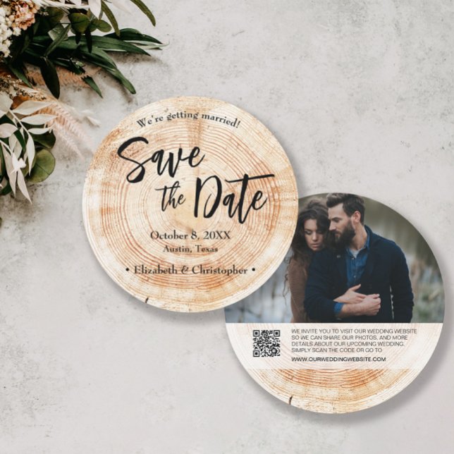 Invitation Mariage rustique en bois Enregistrer la date Photo (Unique Rustic wood grain round save the date photo wedding card with qr code to wedding website.)