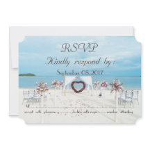 Mariage sur la plage avec arche florale RSVP