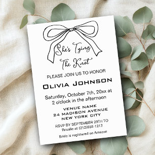 Invitation Mignonne Elle Noue le Nœud Noir Papillon Enterreme