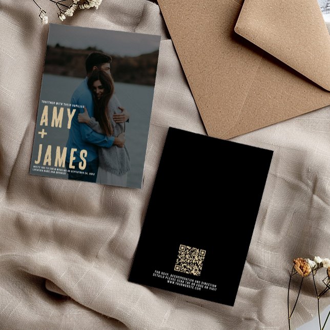 Invitation Minimalisme moderne avec photo et mariage de code  (Minimalist wedding invitation features bold typography for the names, your own photo and a QR code)