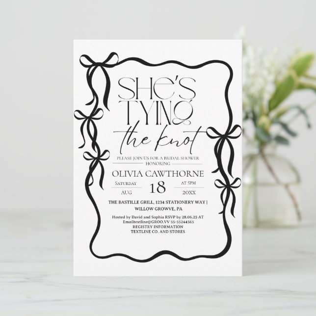 Invitation Modern Black  and White Bow Bridal Shower (Debout devant)