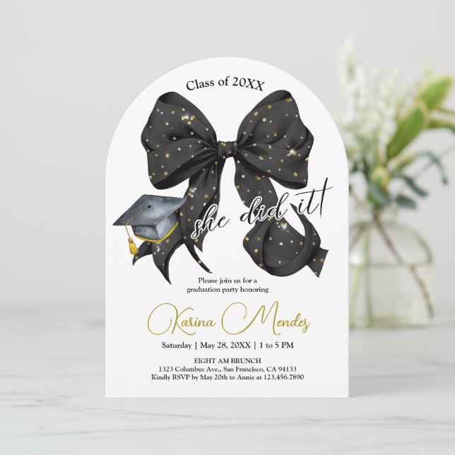 Invitation moderne Black Bow Graduation Arch (Debout devant)