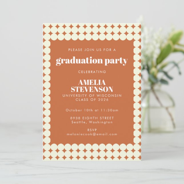 Invitation Moderne chic en terre cuite dots fête de graduatio (Debout devant)