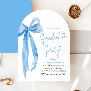 Invitation Moderne Elégant tendance Bleu Bow Graduation Arche