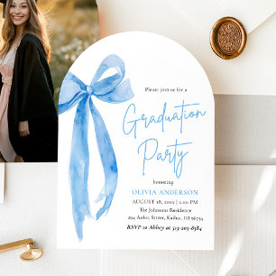 Invitation Moderne Elégant tendance Bleu Bow Graduation Arche