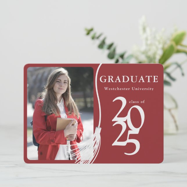 Invitation Moderne Red Grad Photo Graduation 2025 (Debout devant)