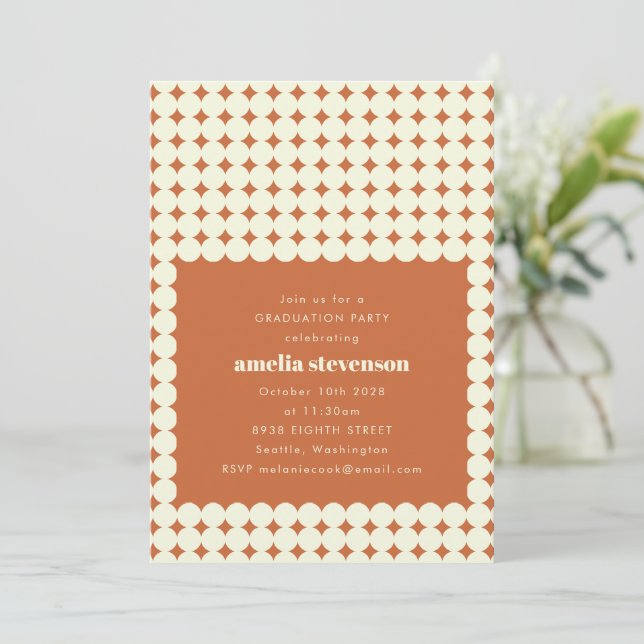 Invitation Moderne Rétro en terre cuite Points Graduation Par (Debout devant)