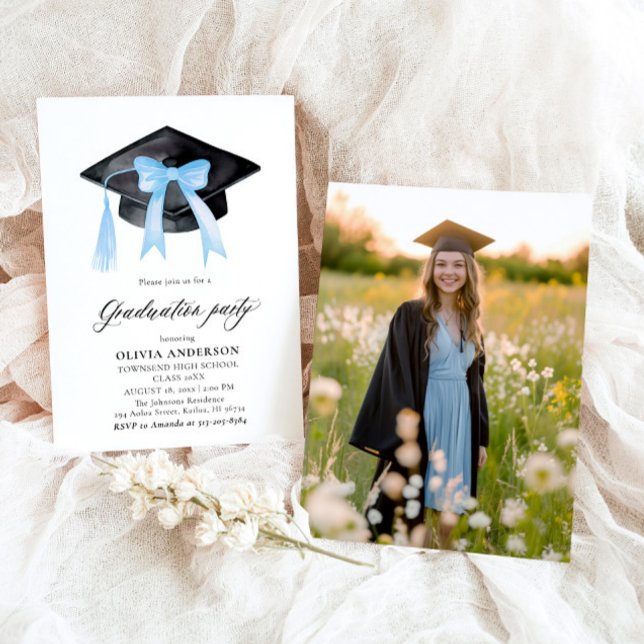 Invitation Moderne tendance Bleu Bow Graduation Cap Graduatio (Watercolor Modern Elegant Trendy Stylish Blue Bow Graduation Invitation)