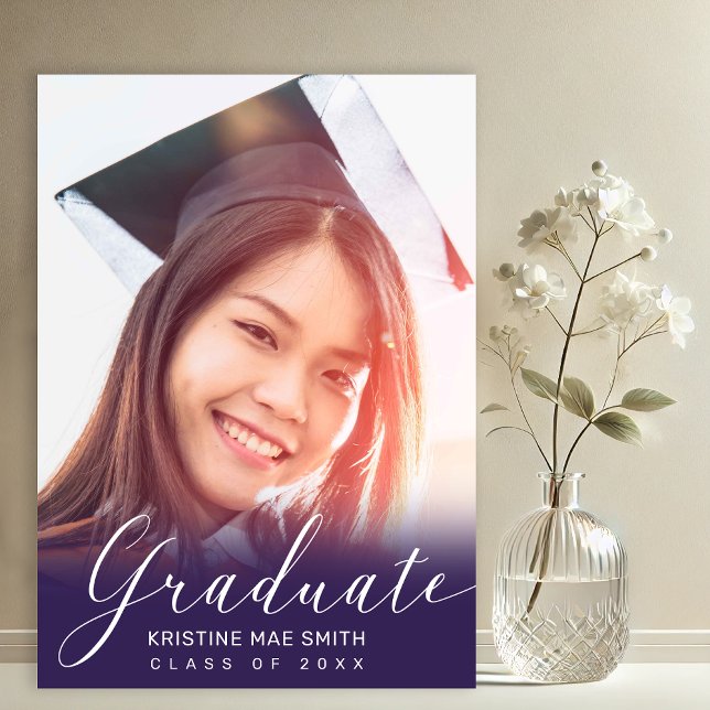 Invitation Moderne violet blanc calligraphie photo graduation (Purple with White Calligraphy Script Photo Graduation Announcement and Party Invitation)