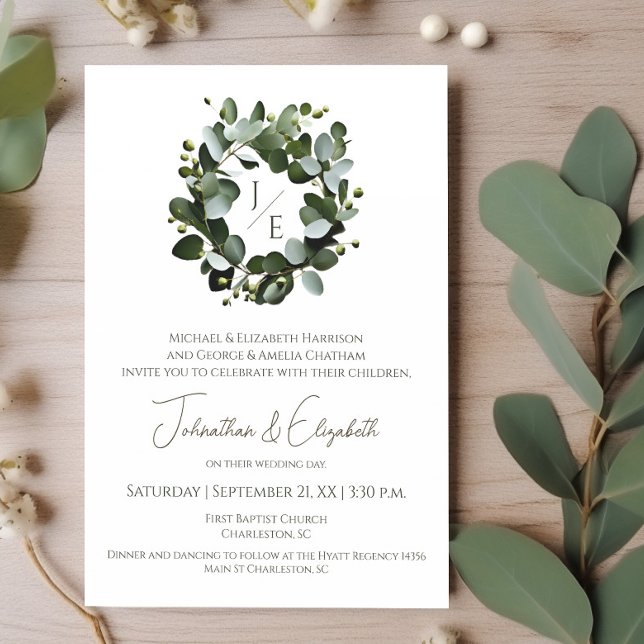 Invitation Monogramme moderne Eucalyptus Mariage de couronne  (White Modern Monogram Eucalyptus Wreath Wedding Invitation)
