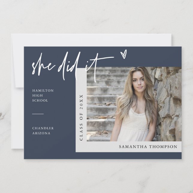 Invitation Navy Blue Modern Elle L'A Fait Grad Photo (Devant)