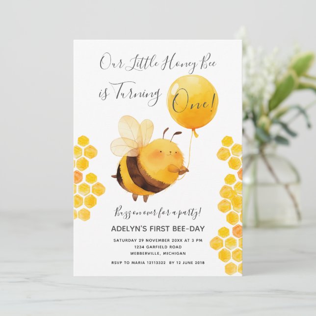 Invitation Notre petite abeille au miel est en train de deven (Debout devant)