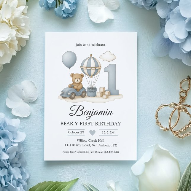 Invitation Nounours bleu & Montgolfière Premier anniversaire  (Blue Teddy Bear 1st Birthday invite—hot air balloon, pastel flat-lay, editable template.)