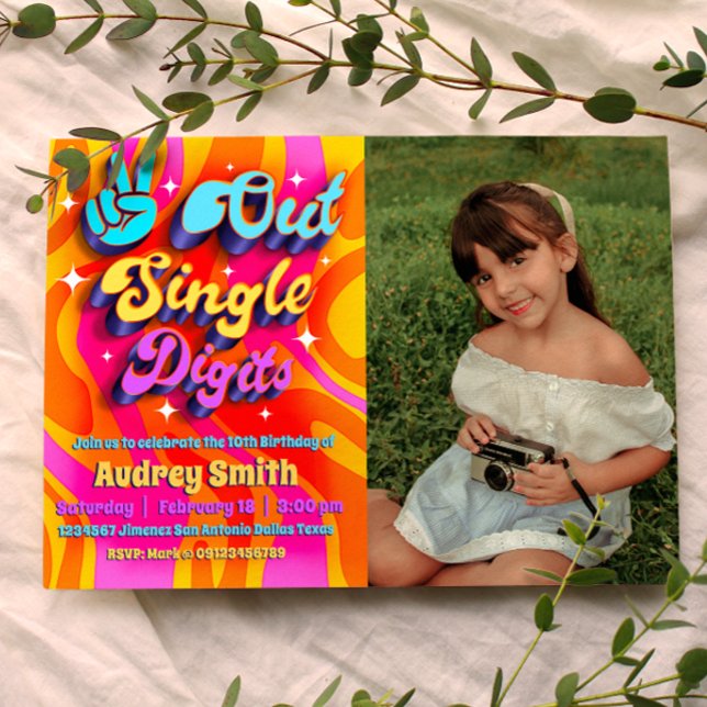 Invitation Paix Simple Chiffres Im 10 avec Photo (Peace Out Single Digits - Groovy Retro 10th Birthday Landscape Invitation with Photo)
