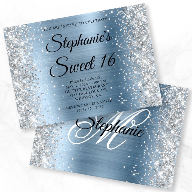 Invitation Parties scintillant argentée bleu clair Monogramme (Silver Glitter Light Blue Monogram Sweet 16 Invitation)