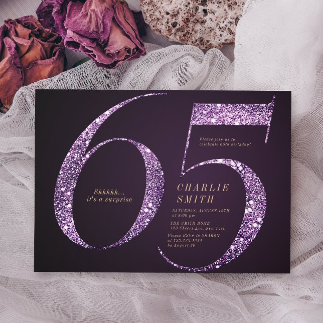 Invitation Parties scintillant moderne minimaliste violet 65e (Modern minimalist purple glitter 65th birthday invitation)