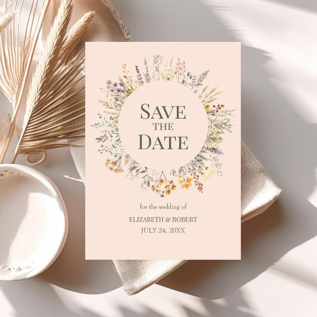 Invitation Peach Fuzz Fleurs sauvages D'Aquarelle Enregistrer (Peach Fuzz Watercolor Wildflowers Save The Date Invitation on a table with boho decor and dry flower)