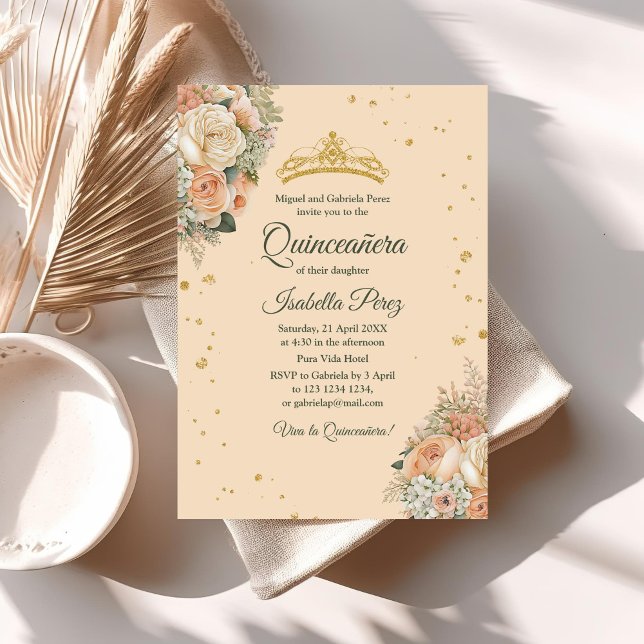 Invitation Pêche Peonies et Parties scintillant Tiara Quincea (Peach Peonies and Glitter Tiara Quinceanera Invitation on a table with neutral boho decoration.)