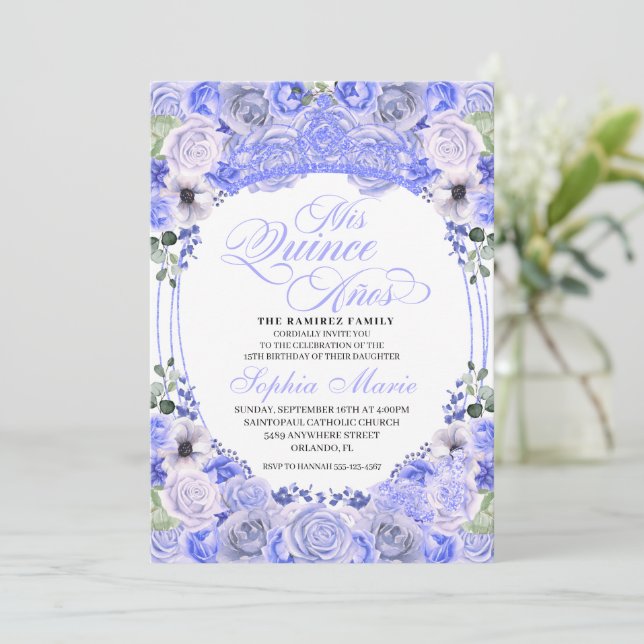 Invitation Périwinkle bleu Floral Quinceanera Anniversaire (Debout devant)