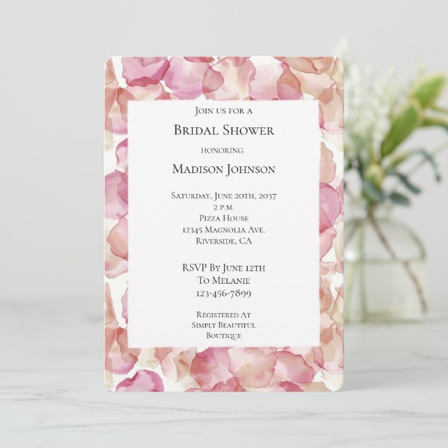 Invitation Pétales rose romantique Fête des mariées florale (Debout devant)