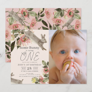 Invitation Petite fille de Bunny rose florale Photo 1er anniv