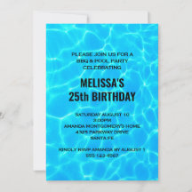 Photo d'anniversaire d'eau de piscine bleue claire