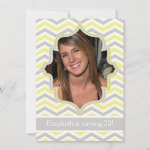 Invitation Photo d'anniversaire moderne jaune, gris chevron