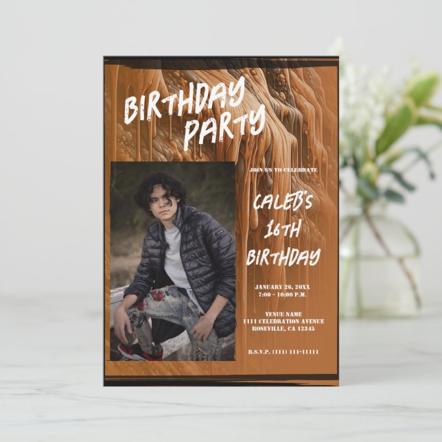 Invitation Photo de boue marron moderne d'anniversaire  (Debout devant)