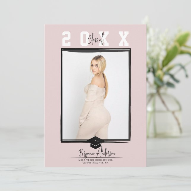 Invitation Photo de graduation rose et noir tendance (n'impor (Debout devant)