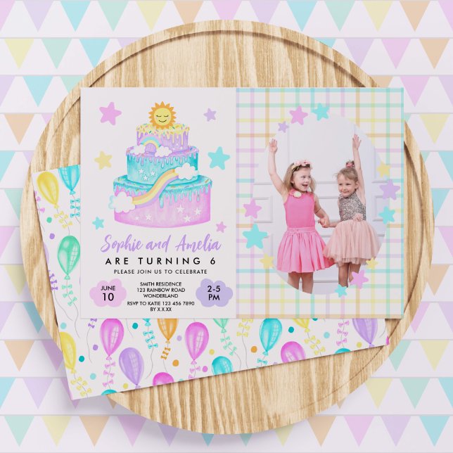 Invitation Photo de la fête d'anniversaire de l'arc-en-ciel (Joint girl rainbow birthday invitation with a photo)