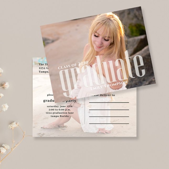 Invitation photo d'un diplômé moderne personnalisé (Graduation photo invitation postcard template with modern typography)