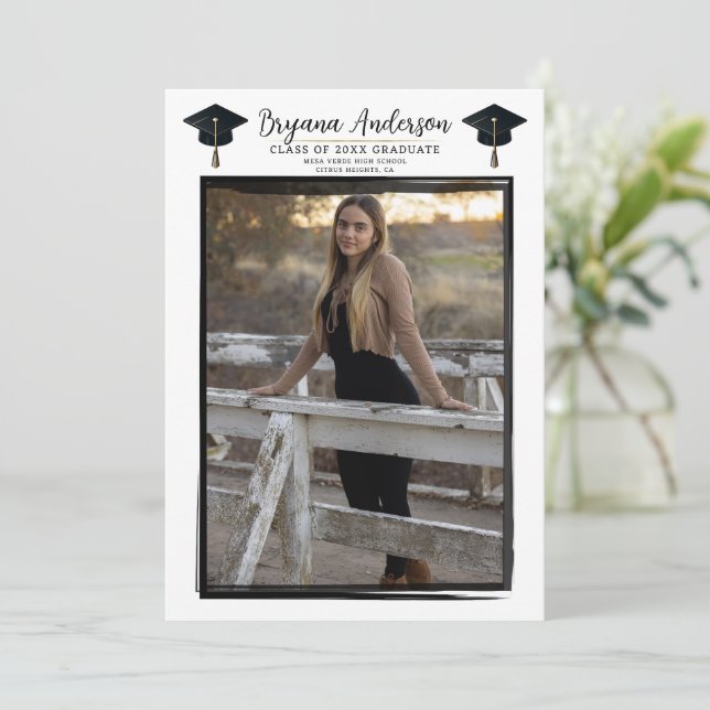 Invitation Photo moderne cadre noir tendance Cap Graduation t (Debout devant)