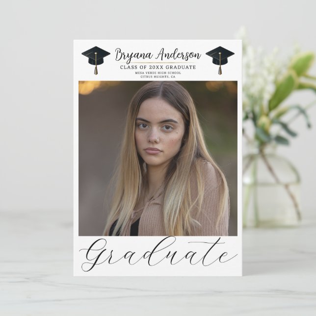 Invitation Photo Moderne Graduate Black Gold Cap Graduation (Debout devant)
