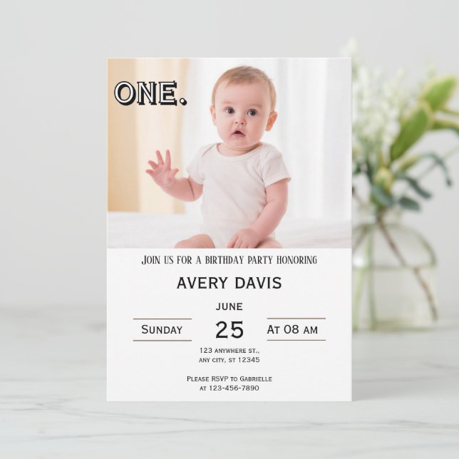 Invitation photo simple pour le premier anniversai (Debout devant)